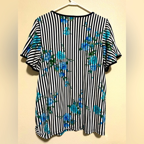 💰2/$10 Used Womens vertical striped shirt size L - Picture 2 of 4